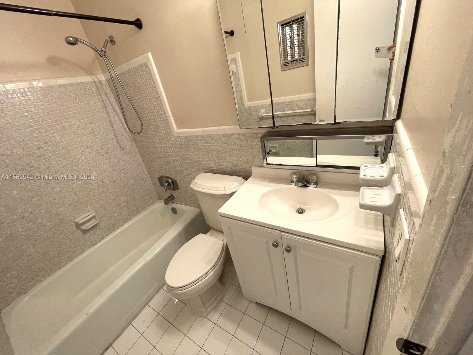 230 SW 11th Ave 12, Hallandale Beach, Florida 33009, 1 Bedroom Bedrooms, ,1 BathroomBathrooms,Residentiallease,For Rent,230 SW 11th Ave 12,A11562942