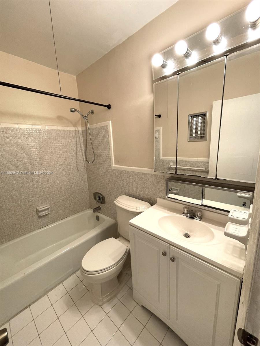 230 SW 11th Ave 12, Hallandale Beach, Florida 33009, 1 Bedroom Bedrooms, ,1 BathroomBathrooms,Residentiallease,For Rent,230 SW 11th Ave 12,A11562942