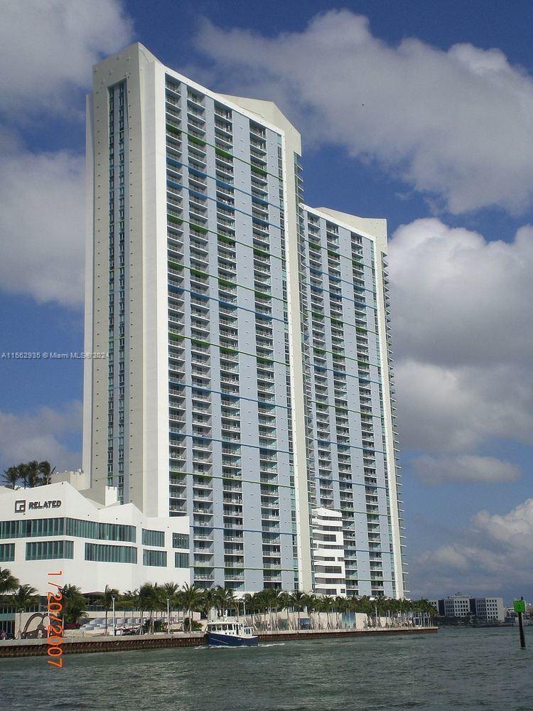 GORGEOUS FURNISHED 2 BEDROOM CORNER UNIT - Breathtaking views of Biscayne Bay. porcelain tile throughout. brand new living room set, granite countertop, Large washer and dryer. Walk-in master closet. One Miami is conveniently located a short walk to Bayfront Park, Metro mover, Wholefoods and all other downtown/Brickell shops and restaurants. Guard-gated building with 24/7 front desk security. Gorgeous lobby and multiple pools, gym, and other amenities. Amazing! Note-Pools and jacuzzi are under remodeling. UNIT READY TO MOVE IN!
 Valet parking only. Storage available for rent $300