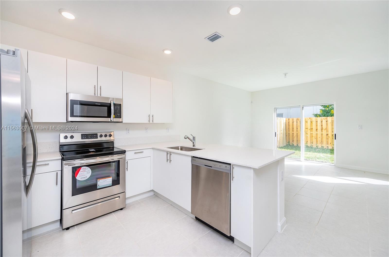 2642 SE 10 street, Homestead, Florida 33035, 3 Bedrooms Bedrooms, ,2 BathroomsBathrooms,Residentiallease,For Rent,2642 SE 10 street,A11563007