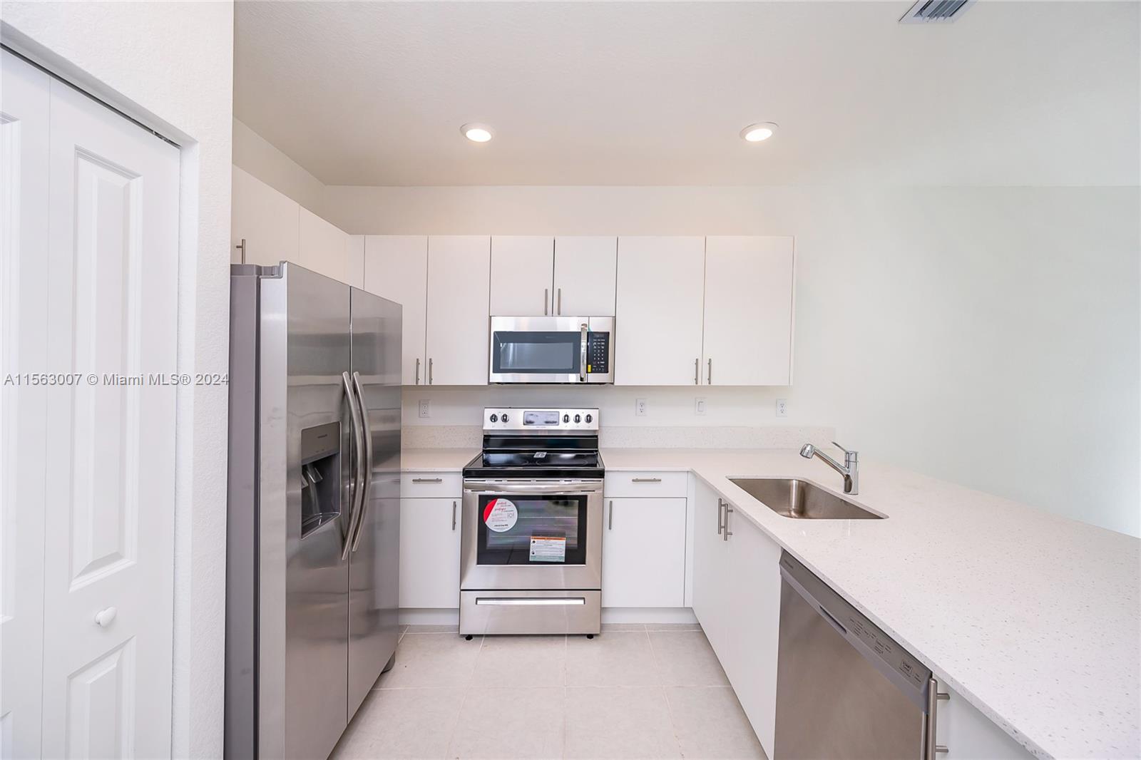 2642 SE 10 street, Homestead, Florida 33035, 3 Bedrooms Bedrooms, ,2 BathroomsBathrooms,Residentiallease,For Rent,2642 SE 10 street,A11563007