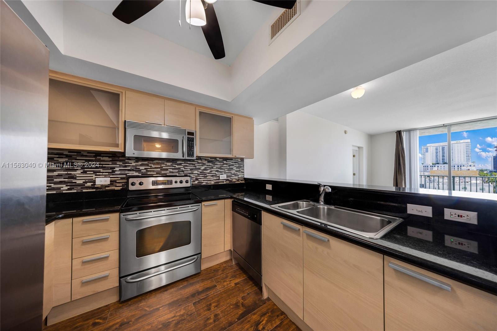 140 S Dixie Hwy 421, Hollywood, Florida 33020, 2 Bedrooms Bedrooms, ,2 BathroomsBathrooms,Residentiallease,For Rent,140 S Dixie Hwy 421,A11563040