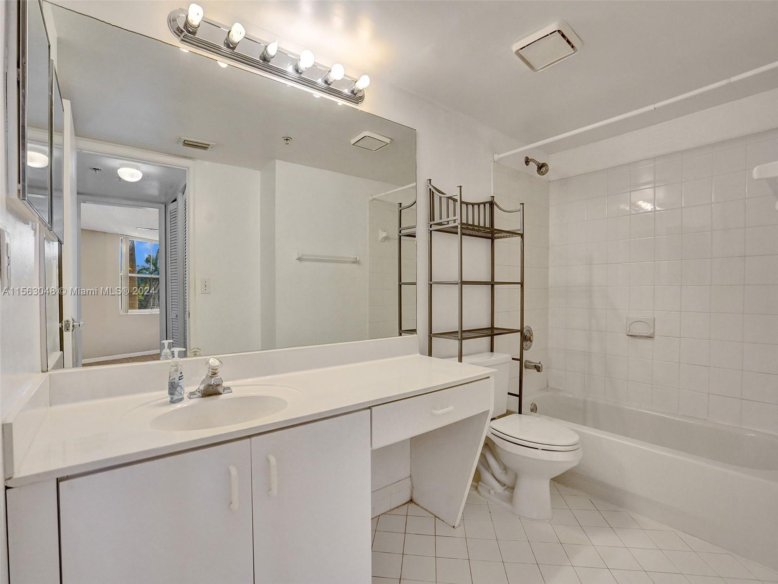 1350 SE 3rd Ave 301, Dania Beach, Florida 33004, 1 Bedroom Bedrooms, ,1 BathroomBathrooms,Residentiallease,For Rent,1350 SE 3rd Ave 301,A11563048