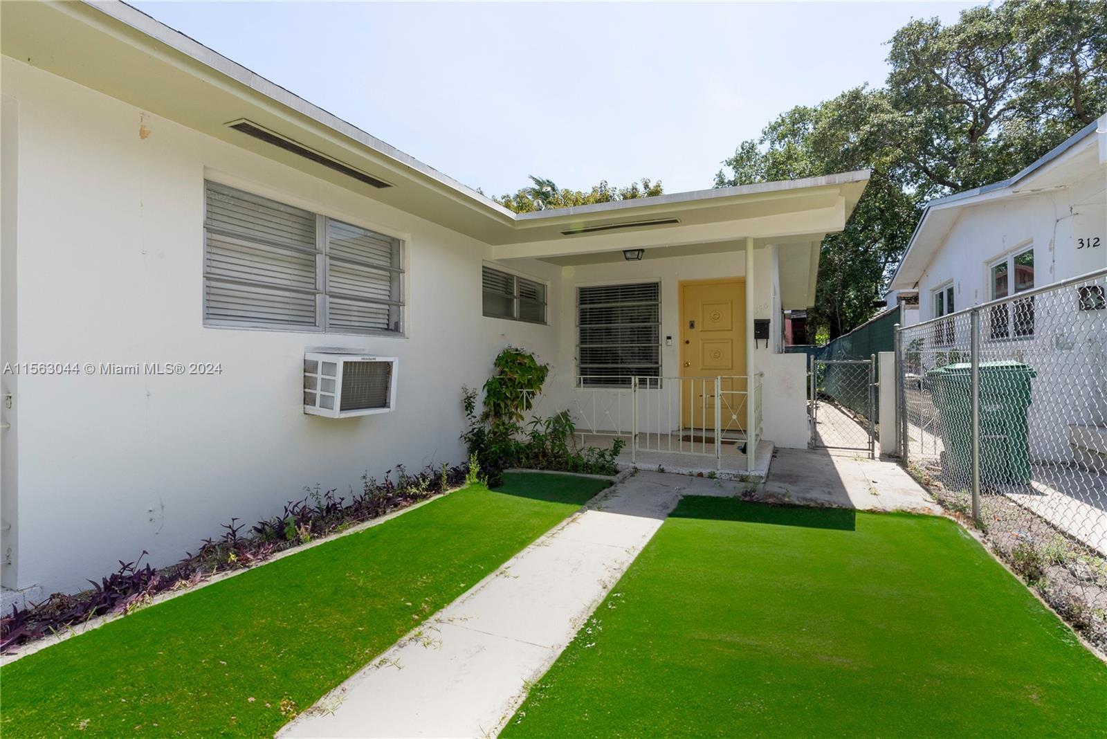 320 NE 55th Ter 320, Miami, Florida 33137, 2 Bedrooms Bedrooms, ,1 BathroomBathrooms,Residentiallease,For Rent,320 NE 55th Ter 320,A11563044