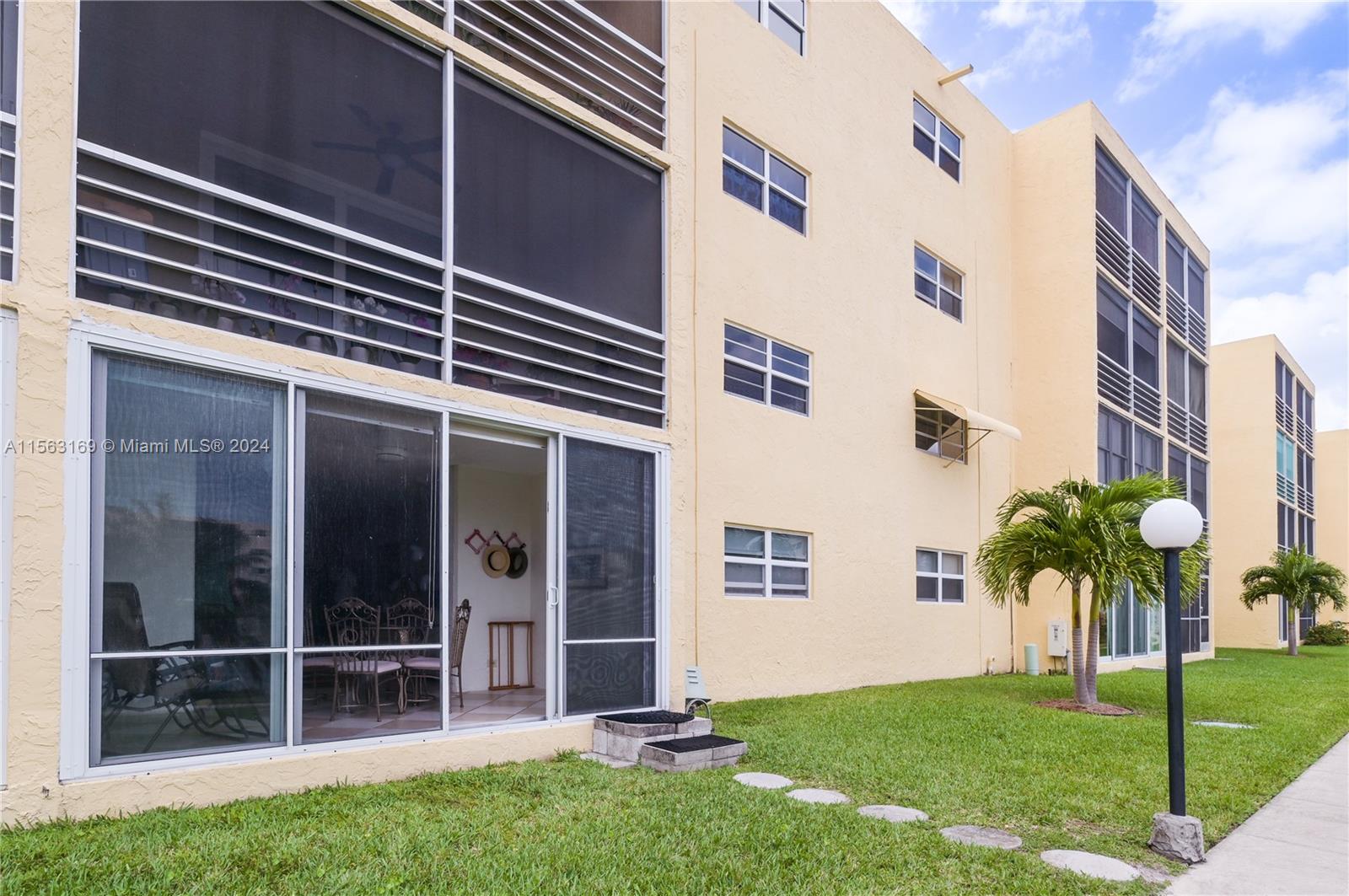 1025 SE 3rd Ave 107, Dania Beach, Florida 33004, 2 Bedrooms Bedrooms, ,2 BathroomsBathrooms,Residential,For Sale,1025 SE 3rd Ave 107,A11563169