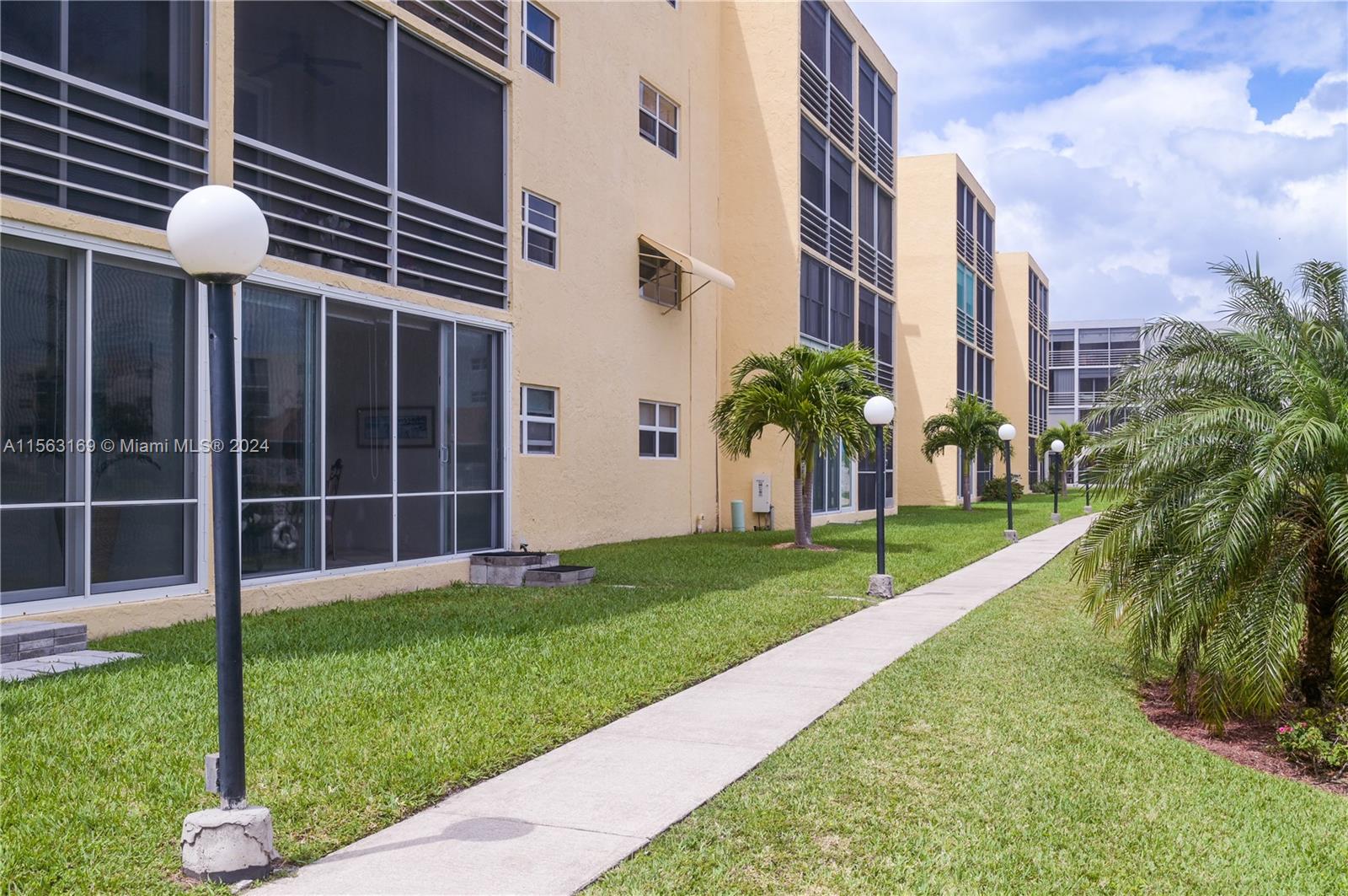 1025 SE 3rd Ave 107, Dania Beach, Florida 33004, 2 Bedrooms Bedrooms, ,2 BathroomsBathrooms,Residential,For Sale,1025 SE 3rd Ave 107,A11563169