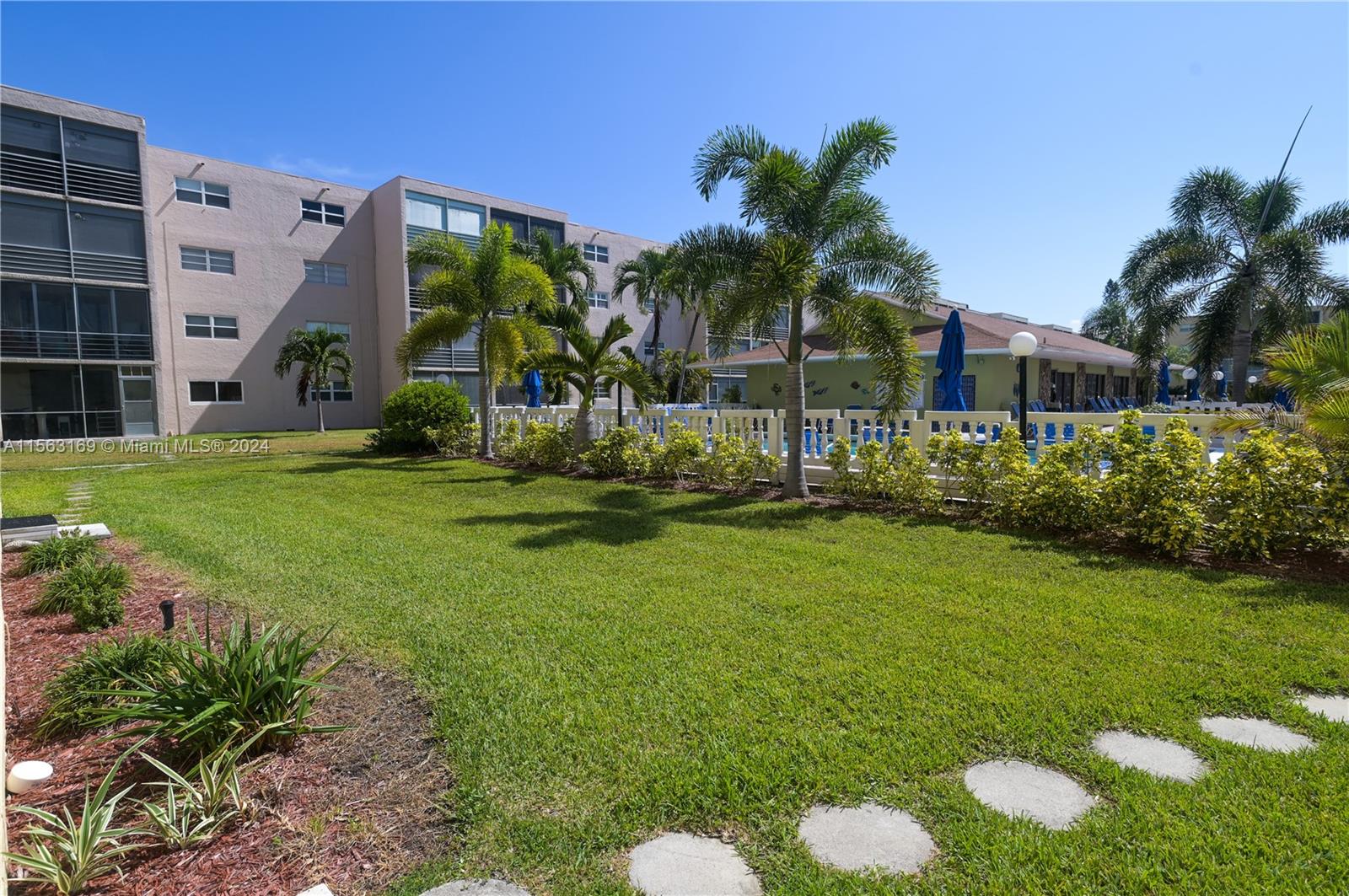 1025 SE 3rd Ave 107, Dania Beach, Florida 33004, 2 Bedrooms Bedrooms, ,2 BathroomsBathrooms,Residential,For Sale,1025 SE 3rd Ave 107,A11563169