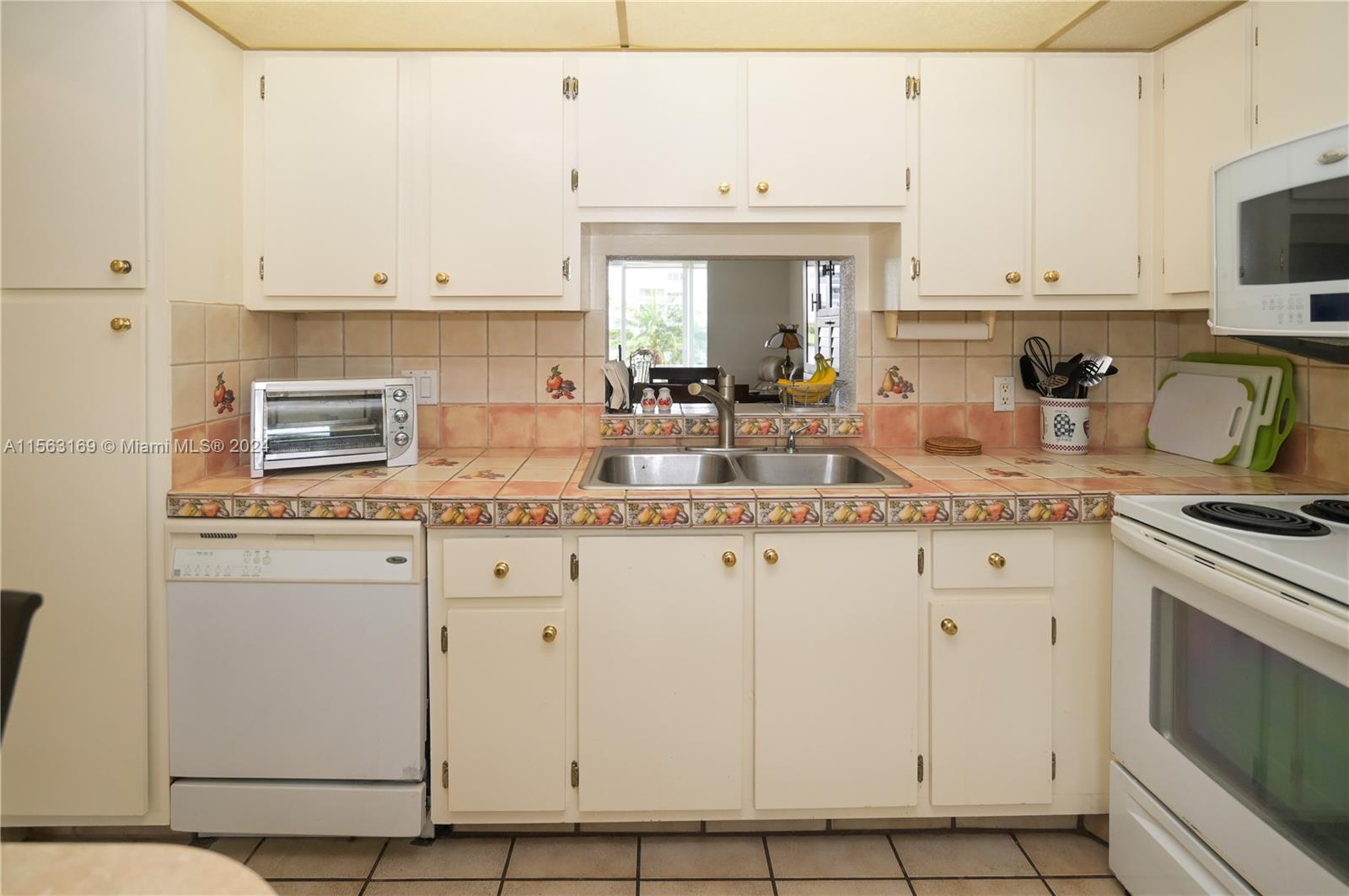 1025 SE 3rd Ave 107, Dania Beach, Florida 33004, 2 Bedrooms Bedrooms, ,2 BathroomsBathrooms,Residential,For Sale,1025 SE 3rd Ave 107,A11563169