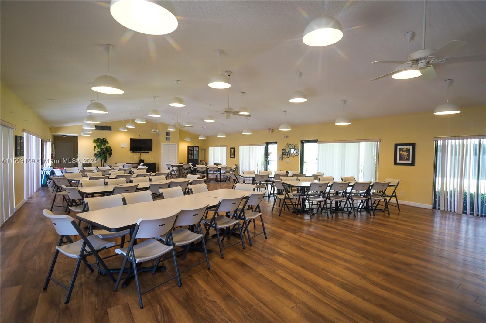 1025 SE 3rd Ave 107, Dania Beach, Florida 33004, 2 Bedrooms Bedrooms, ,2 BathroomsBathrooms,Residential,For Sale,1025 SE 3rd Ave 107,A11563169