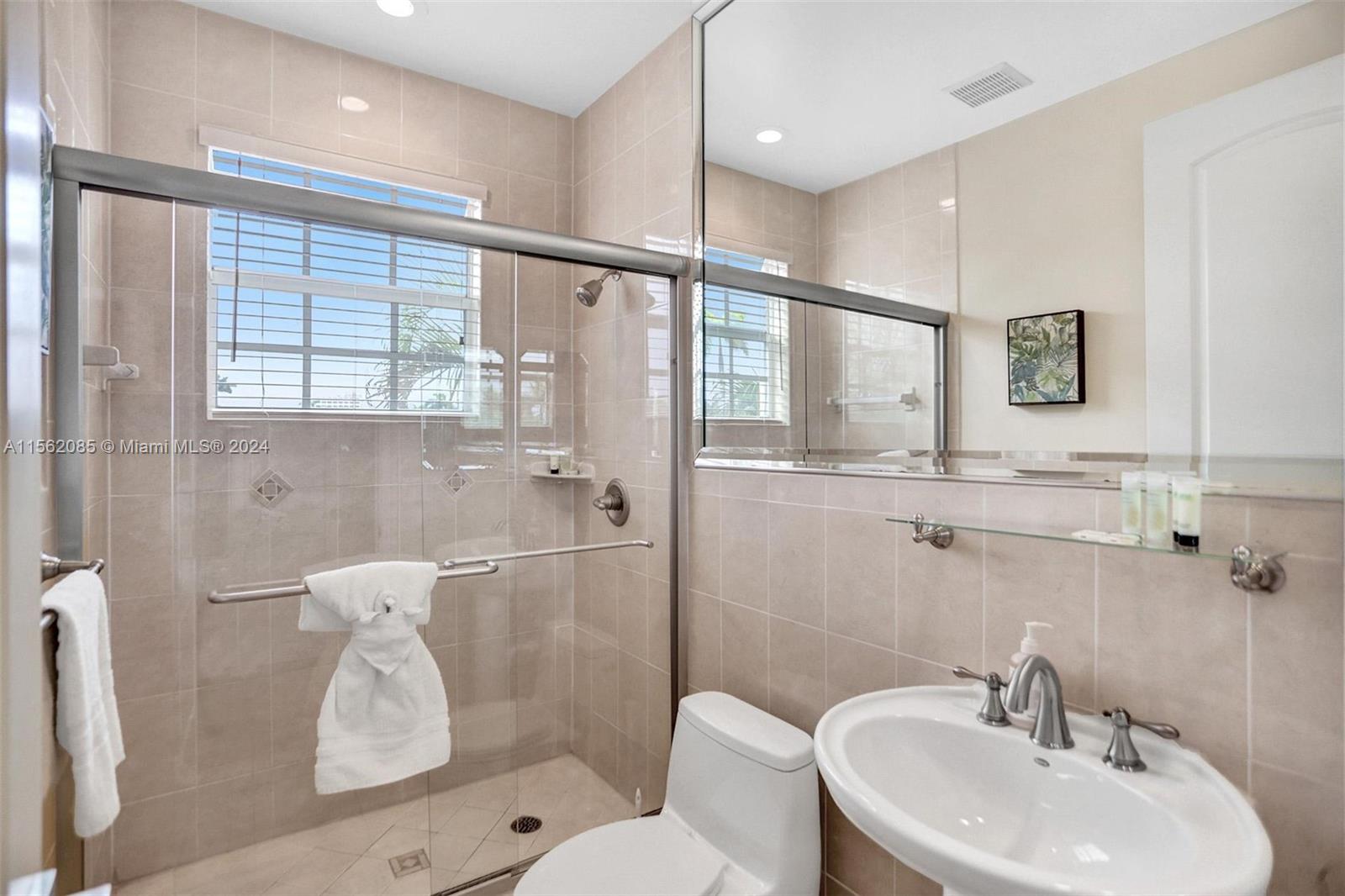 832 Hollywood Blvd 832, Hollywood, Florida 33019, 4 Bedrooms Bedrooms, ,5 BathroomsBathrooms,Residentiallease,For Rent,832 Hollywood Blvd 832,A11562085