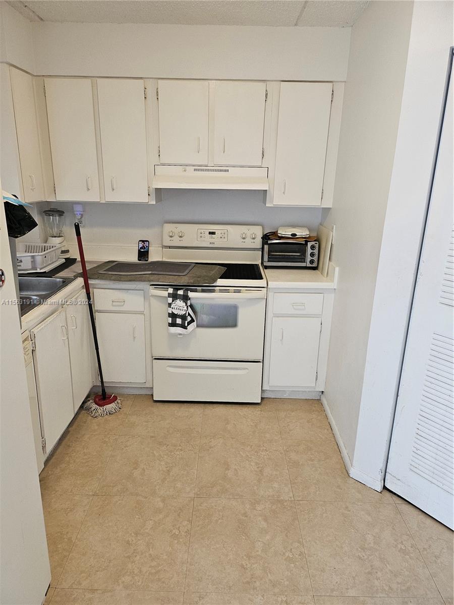 Hialeah, Florida 33015, 2 Bedrooms Bedrooms, ,2 BathroomsBathrooms,Residential,For Sale,A11563191