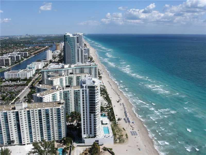 Hallandale Beach in Walking distance
