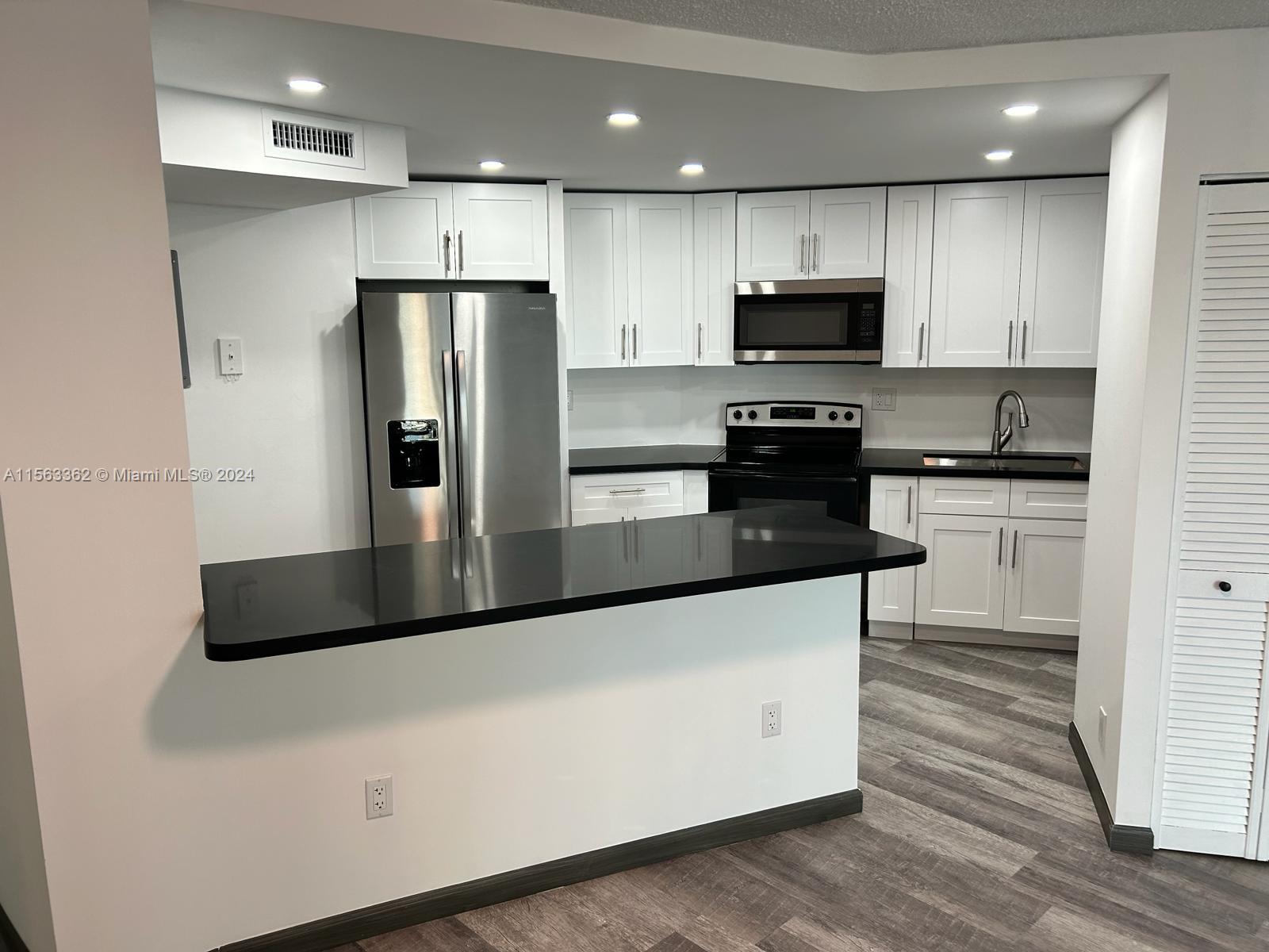 800 Parkview Dr 612, Hallandale Beach, Florida 33009, 1 Bedroom Bedrooms, ,1 BathroomBathrooms,Residentiallease,For Rent,800 Parkview Dr 612,A11563362