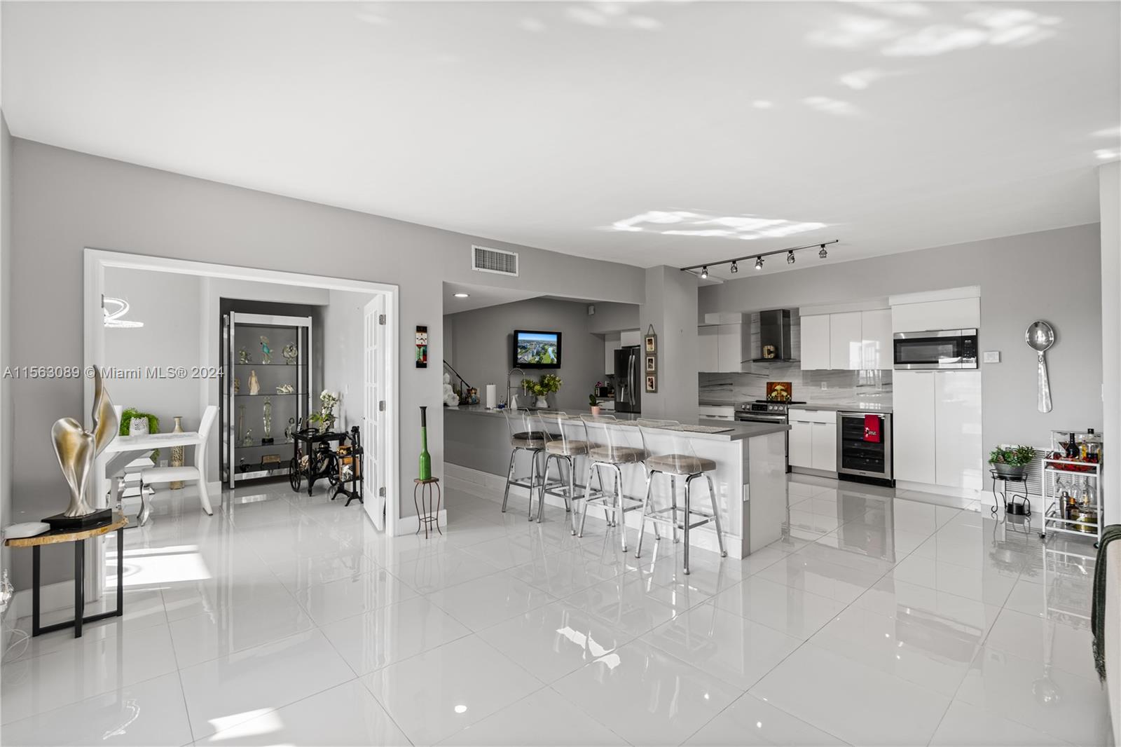 4200 Hillcrest Dr 1016-1018, Hollywood, Florida 33021, 3 Bedrooms Bedrooms, ,3 BathroomsBathrooms,Residential,For Sale,4200 Hillcrest Dr 1016-1018,A11563089