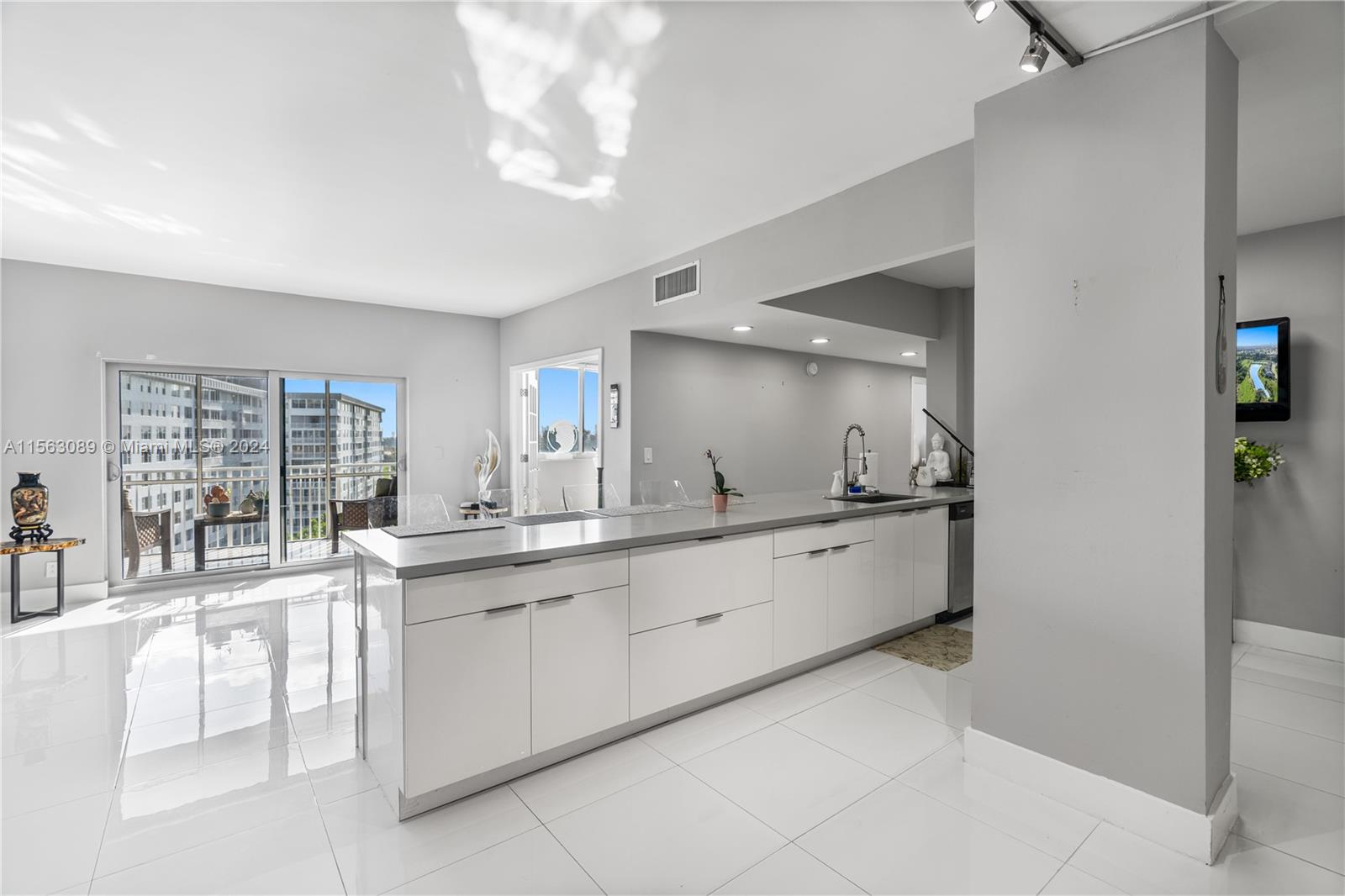 4200 Hillcrest Dr 1016-1018, Hollywood, Florida 33021, 3 Bedrooms Bedrooms, ,3 BathroomsBathrooms,Residential,For Sale,4200 Hillcrest Dr 1016-1018,A11563089