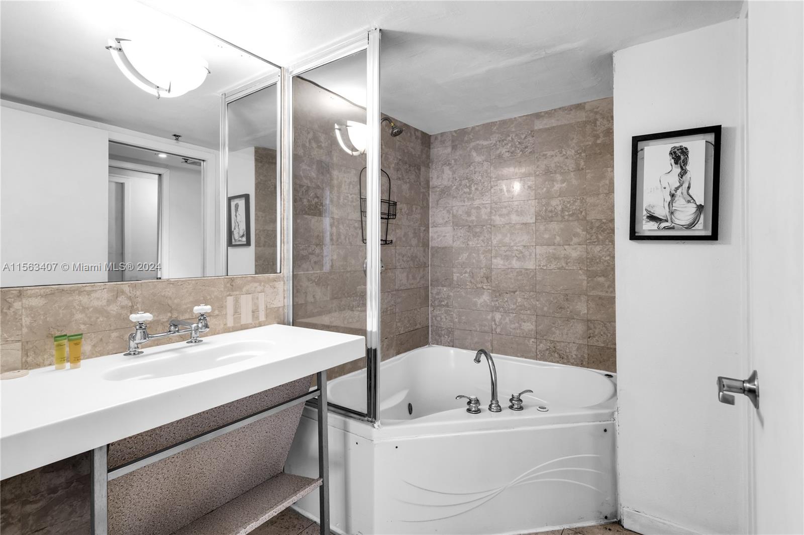 100 Collins Ave 203, Miami Beach, Florida 33139, 1 Bedroom Bedrooms, ,1 BathroomBathrooms,Residential,For Sale,100 Collins Ave 203,A11563407