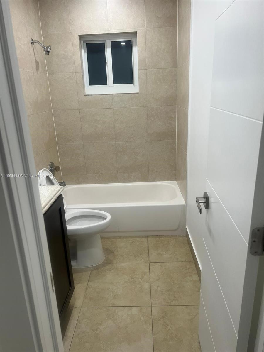 407 SE 9th Ct 4, Hallandale Beach, Florida 33009, 2 Bedrooms Bedrooms, ,2 BathroomsBathrooms,Residentiallease,For Rent,407 SE 9th Ct 4,A11563443