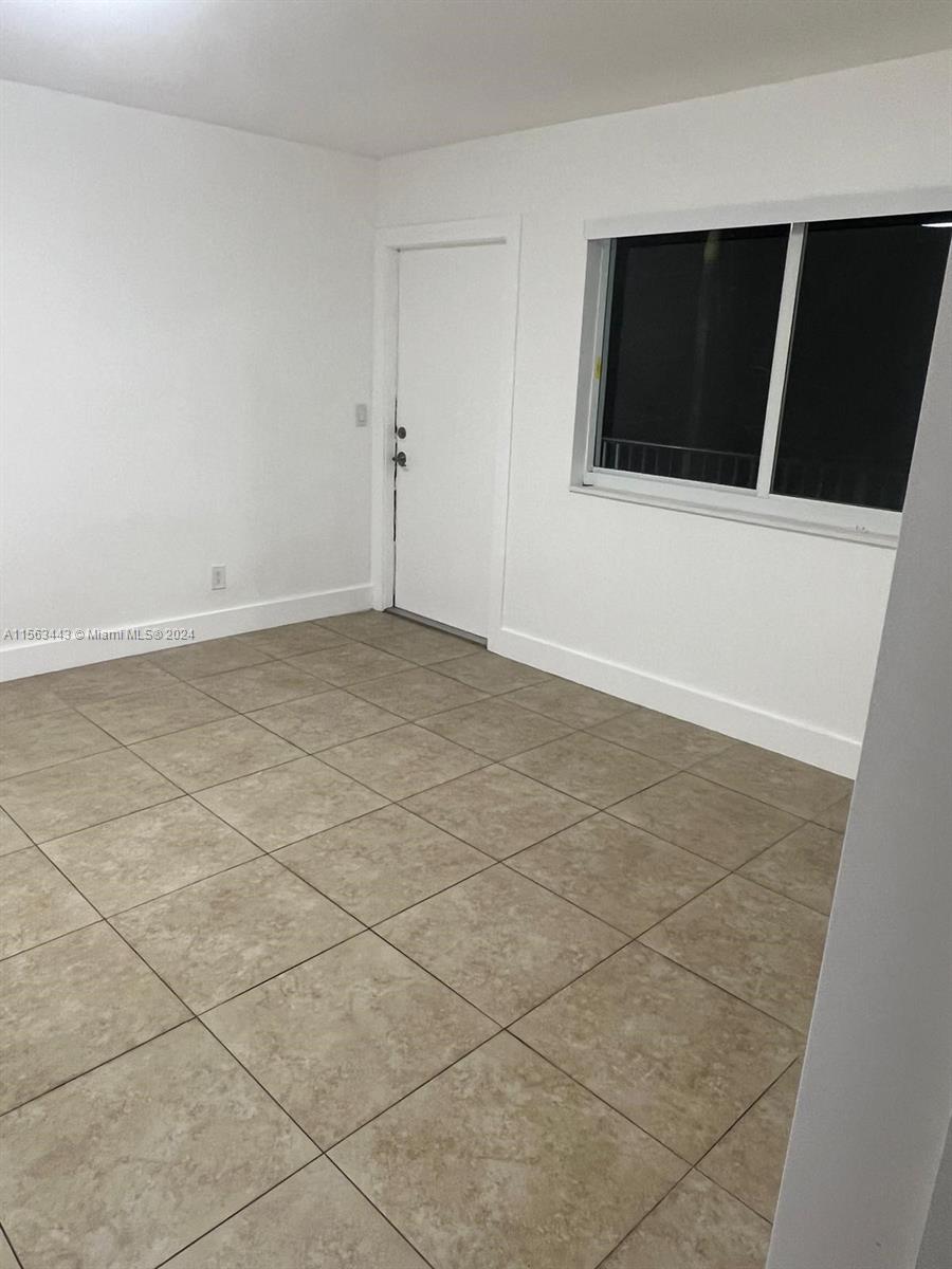 407 SE 9th Ct 4, Hallandale Beach, Florida 33009, 2 Bedrooms Bedrooms, ,2 BathroomsBathrooms,Residentiallease,For Rent,407 SE 9th Ct 4,A11563443