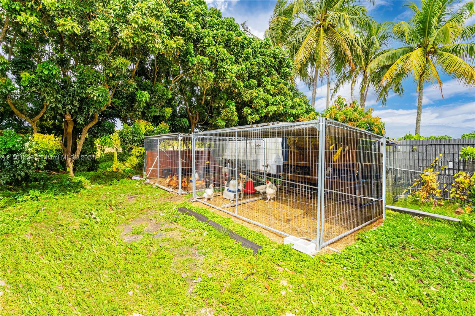 LARGE MAIN SUITE W/ WALK IN CLOSET & SITTING AREA