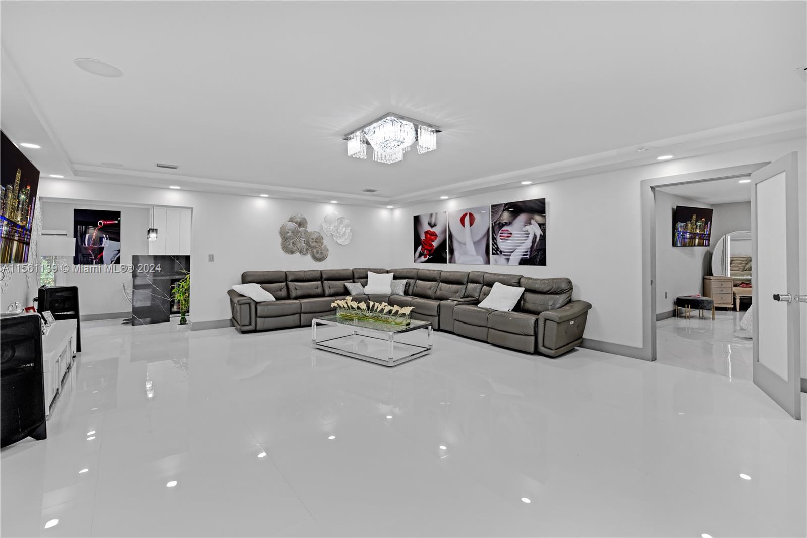 LARGE MAIN SUITE W/ WALK IN CLOSET & SITTING AREA