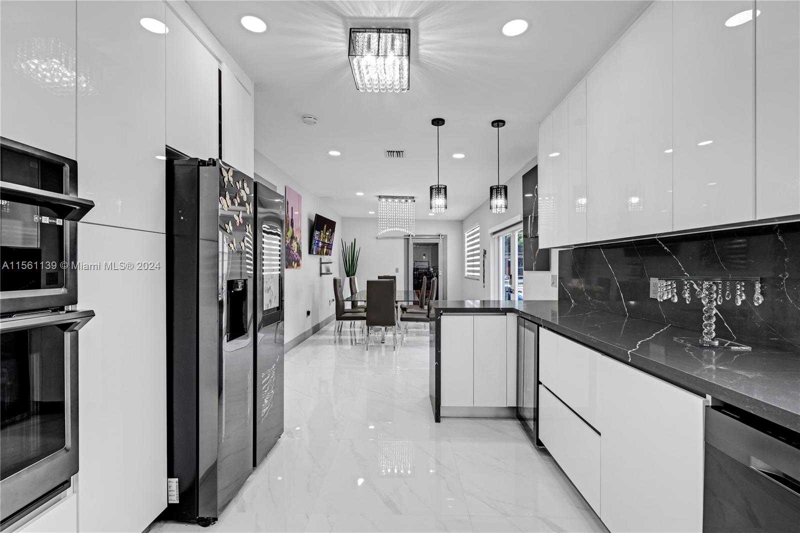 OPEN LIVING ROOM/FAMILY ROOM W/ SPLIT FLOORPLAN