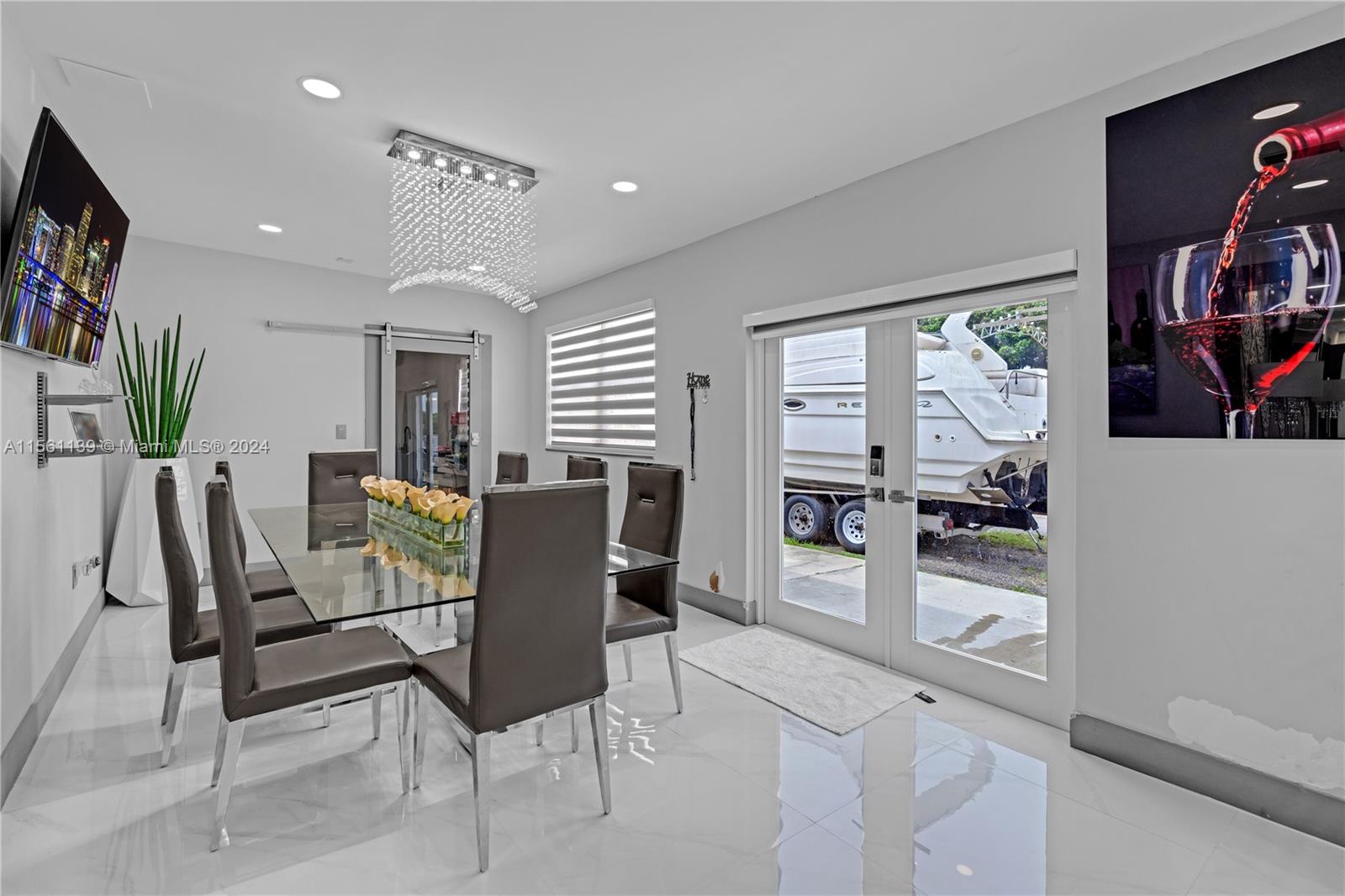 OPEN LIVING ROOM/FAMILY ROOM W/ SPLIT FLOORPLAN