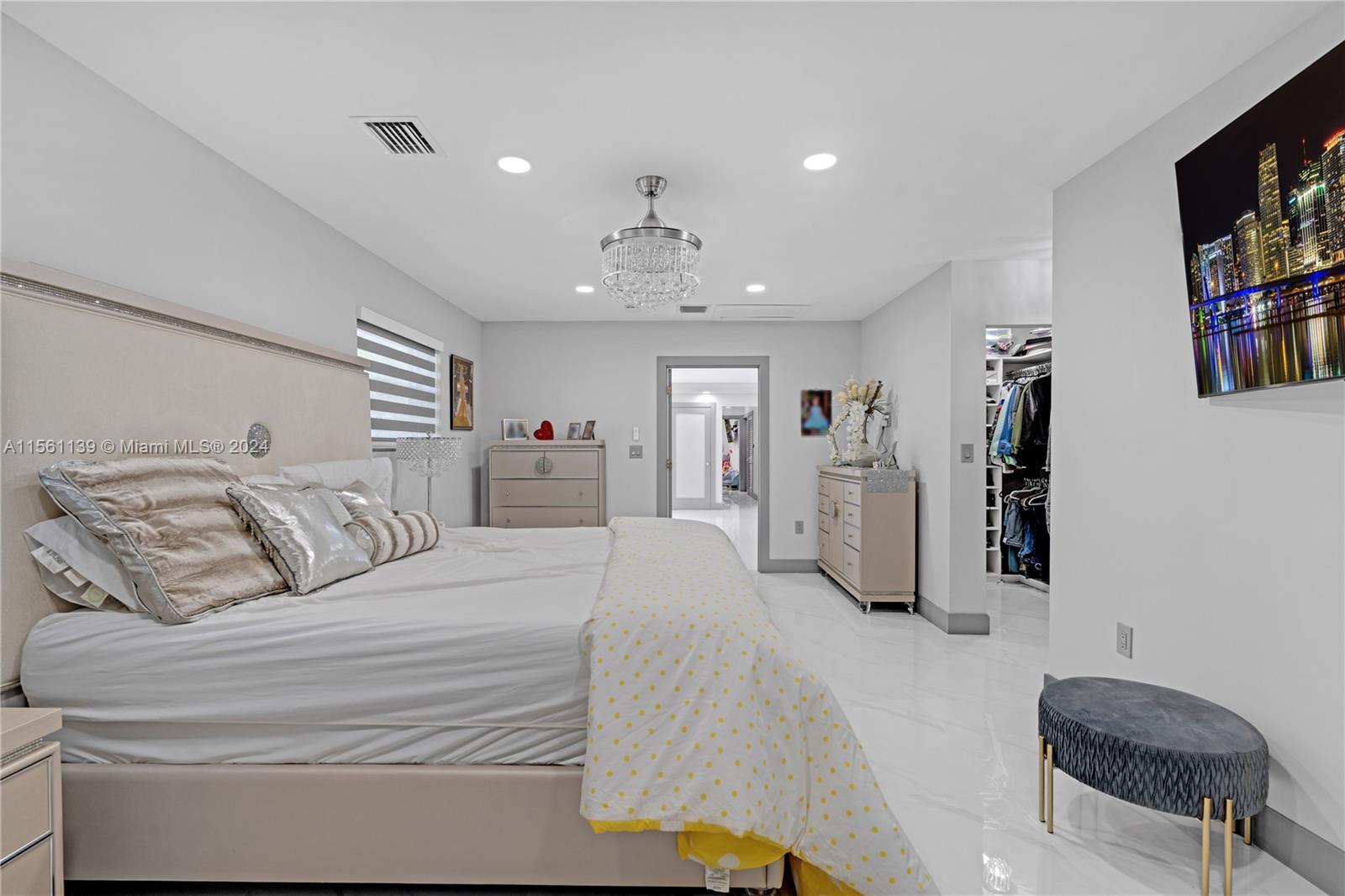 OPEN LIVING ROOM/FAMILY ROOM W/ SPLIT FLOORPLAN