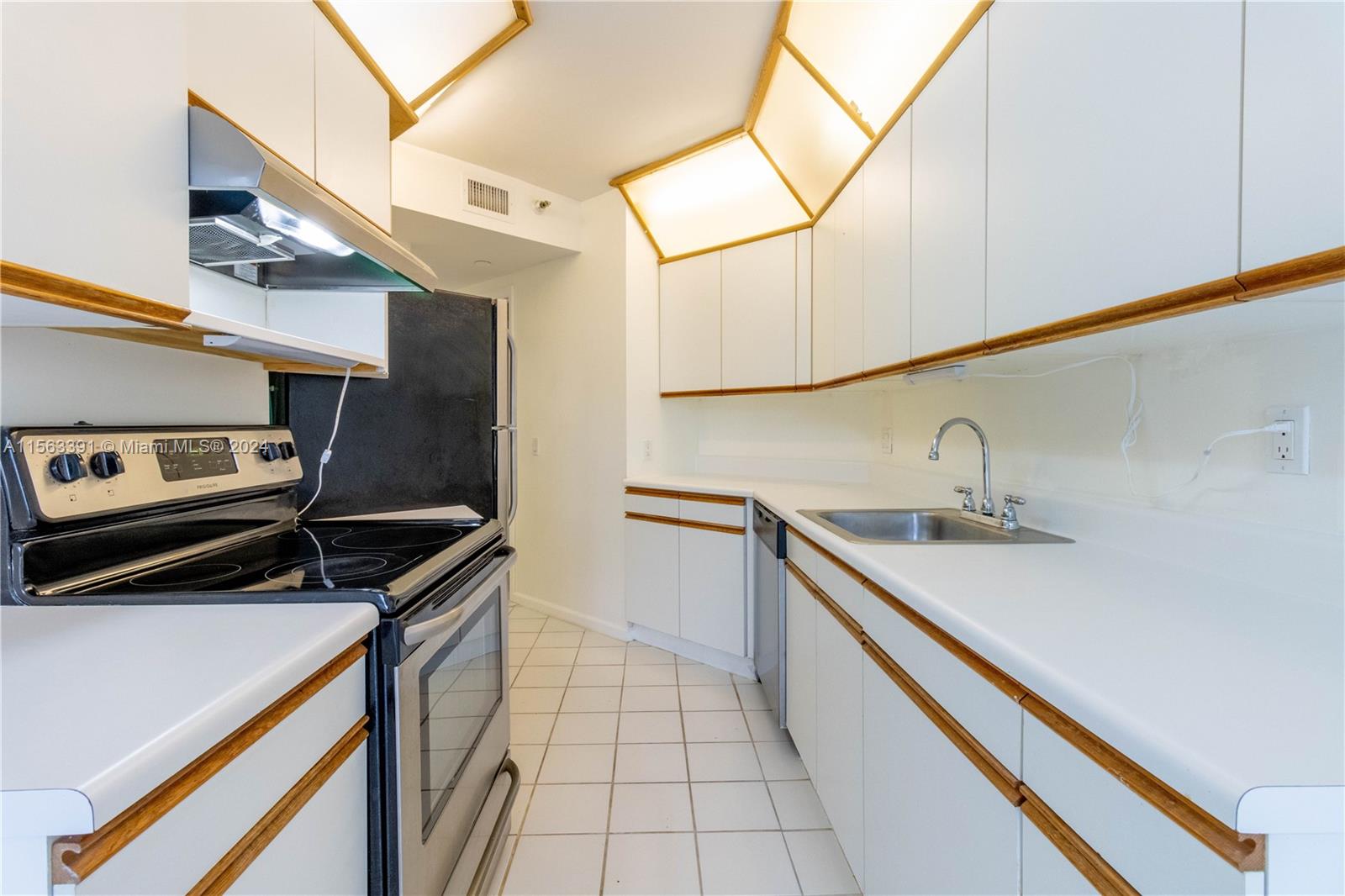 3610 Yacht Club Dr 207, Aventura, Florida 33180, 2 Bedrooms Bedrooms, ,2 BathroomsBathrooms,Residentiallease,For Rent,3610 Yacht Club Dr 207,A11563391