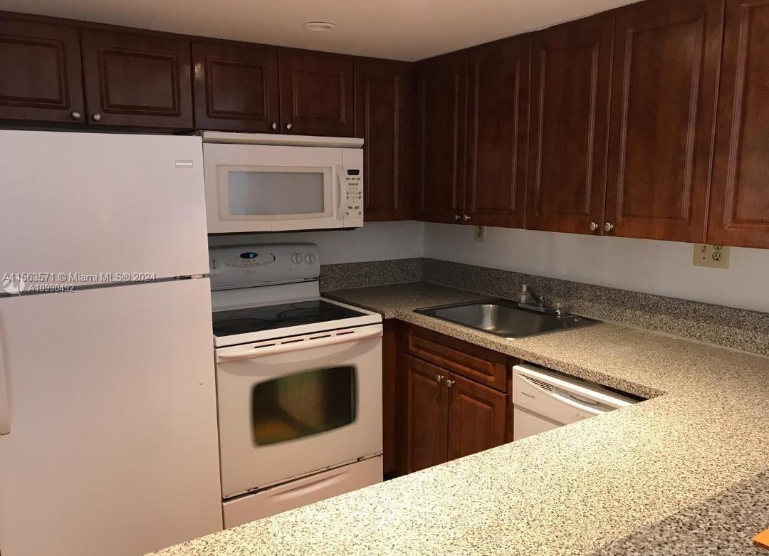 5821 Washington St 32, Hollywood, Florida 33023, 2 Bedrooms Bedrooms, ,2 BathroomsBathrooms,Residentiallease,For Rent,5821 Washington St 32,A11563571