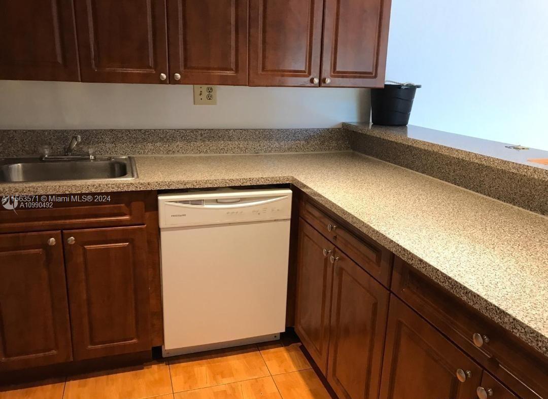 5821 Washington St 32, Hollywood, Florida 33023, 2 Bedrooms Bedrooms, ,2 BathroomsBathrooms,Residentiallease,For Rent,5821 Washington St 32,A11563571