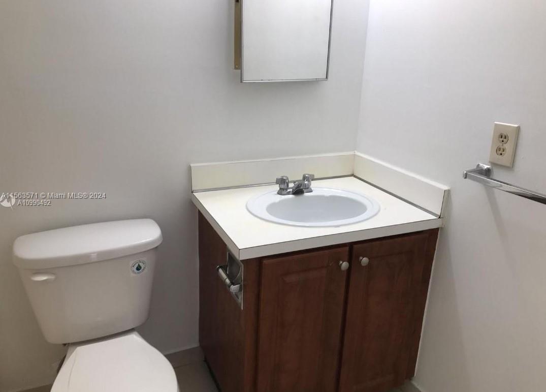 5821 Washington St 32, Hollywood, Florida 33023, 2 Bedrooms Bedrooms, ,2 BathroomsBathrooms,Residentiallease,For Rent,5821 Washington St 32,A11563571