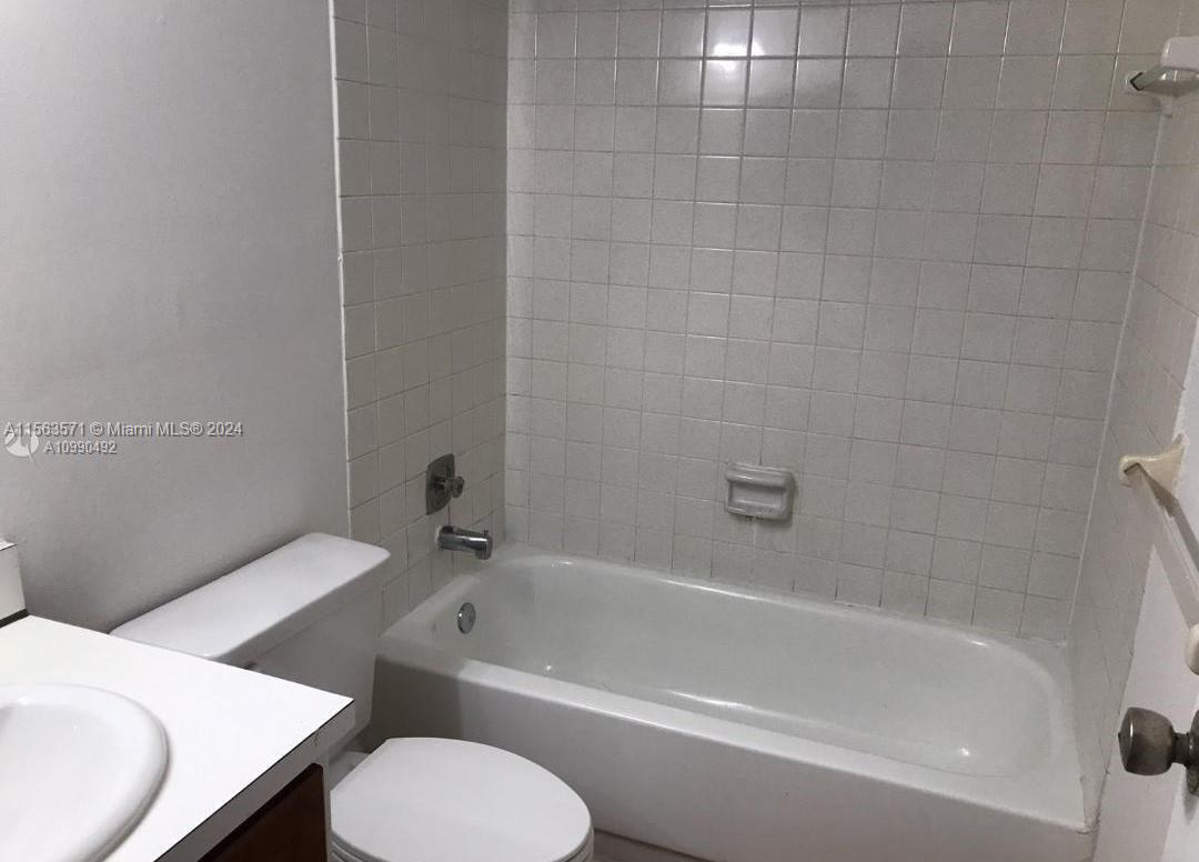 5821 Washington St 32, Hollywood, Florida 33023, 2 Bedrooms Bedrooms, ,2 BathroomsBathrooms,Residentiallease,For Rent,5821 Washington St 32,A11563571