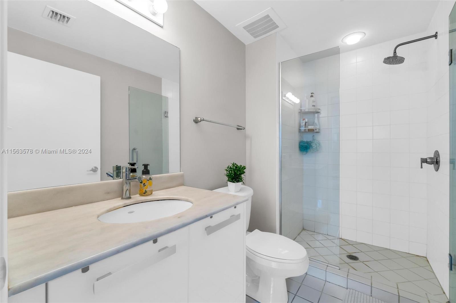 601 NE 36th St 904, Miami, Florida 33137, 2 Bedrooms Bedrooms, ,2 BathroomsBathrooms,Residentiallease,For Rent,601 NE 36th St 904,A11563578