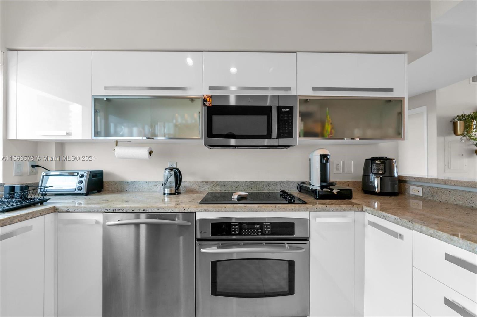 601 NE 36th St 904, Miami, Florida 33137, 2 Bedrooms Bedrooms, ,2 BathroomsBathrooms,Residentiallease,For Rent,601 NE 36th St 904,A11563578