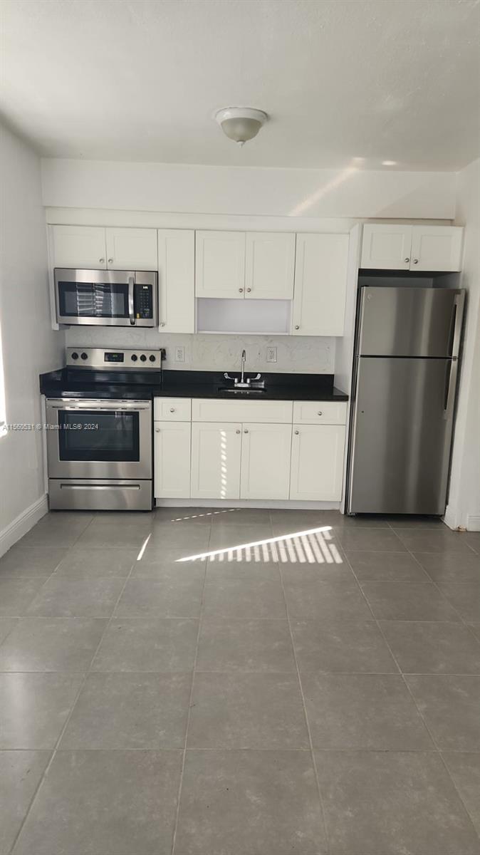 Miami, Florida 33134, 1 Bedroom Bedrooms, ,1 BathroomBathrooms,Residentiallease,For Rent,A11560531