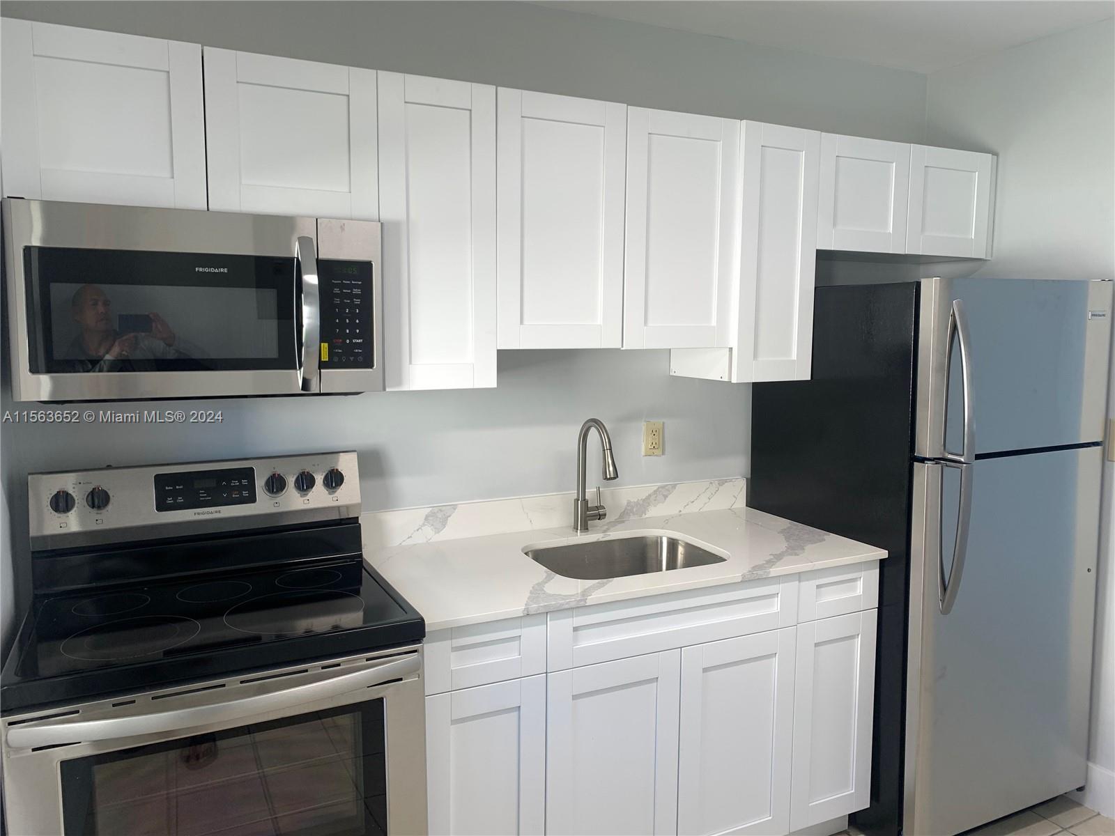 240 NW 5th Ave W, Dania Beach, Florida 33004, 2 Bedrooms Bedrooms, ,1 BathroomBathrooms,Residentiallease,For Rent,240 NW 5th Ave W,A11563652