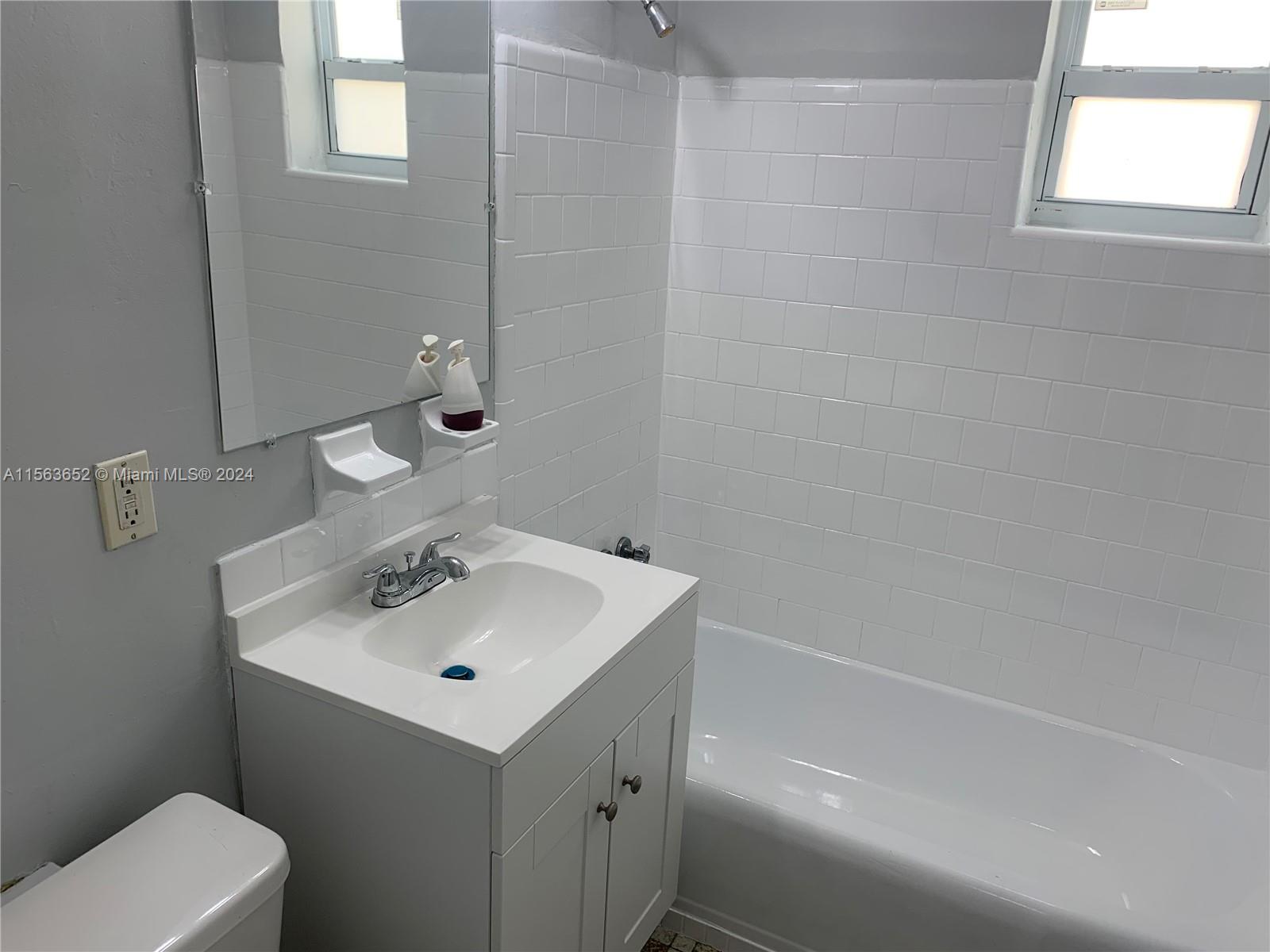 240 NW 5th Ave W, Dania Beach, Florida 33004, 2 Bedrooms Bedrooms, ,1 BathroomBathrooms,Residentiallease,For Rent,240 NW 5th Ave W,A11563652