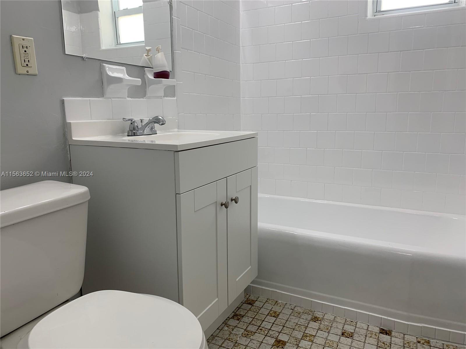 240 NW 5th Ave W, Dania Beach, Florida 33004, 2 Bedrooms Bedrooms, ,1 BathroomBathrooms,Residentiallease,For Rent,240 NW 5th Ave W,A11563652