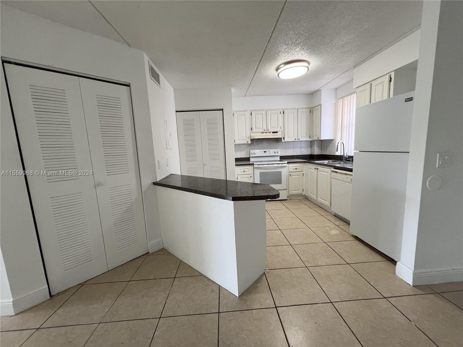 6155 NW 186th St 310, Hialeah, Florida 33015, 3 Bedrooms Bedrooms, ,2 BathroomsBathrooms,Residentiallease,For Rent,6155 NW 186th St 310,A11559968