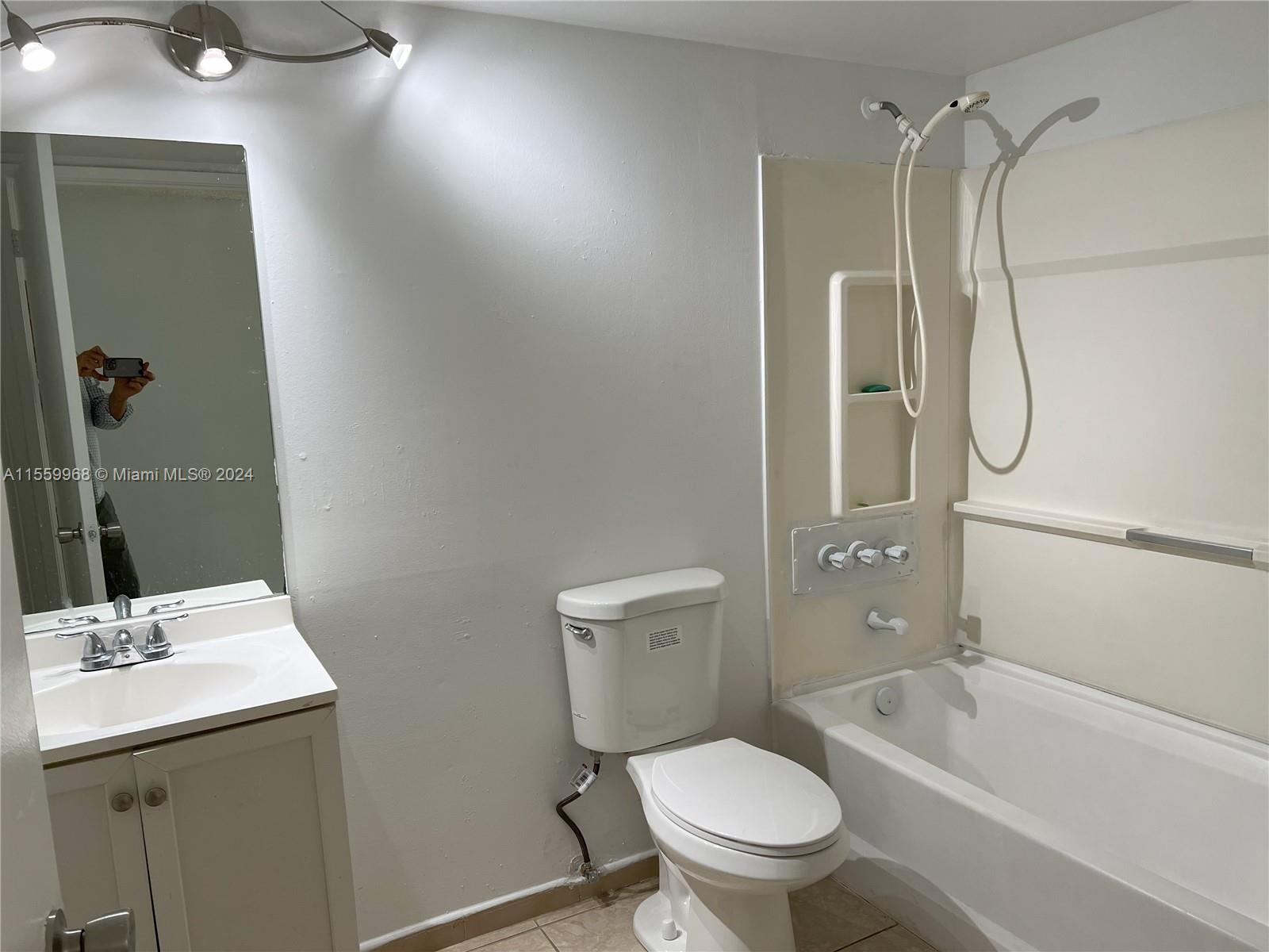 6155 NW 186th St 310, Hialeah, Florida 33015, 3 Bedrooms Bedrooms, ,2 BathroomsBathrooms,Residentiallease,For Rent,6155 NW 186th St 310,A11559968