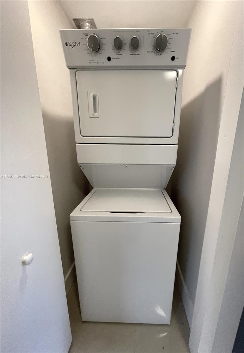 213 SW 14th St C, Dania Beach, Florida 33004, 1 Bedroom Bedrooms, ,1 BathroomBathrooms,Residentiallease,For Rent,213 SW 14th St C,A11563720