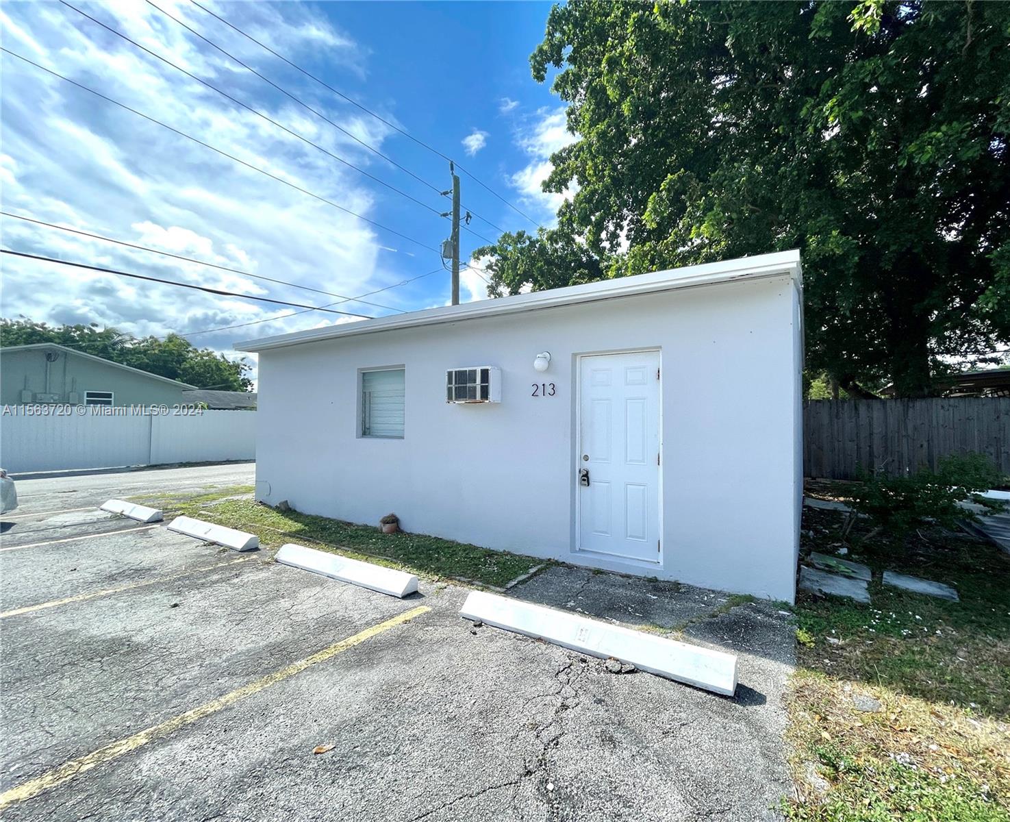 213 SW 14th St C, Dania Beach, Florida 33004, 1 Bedroom Bedrooms, ,1 BathroomBathrooms,Residentiallease,For Rent,213 SW 14th St C,A11563720