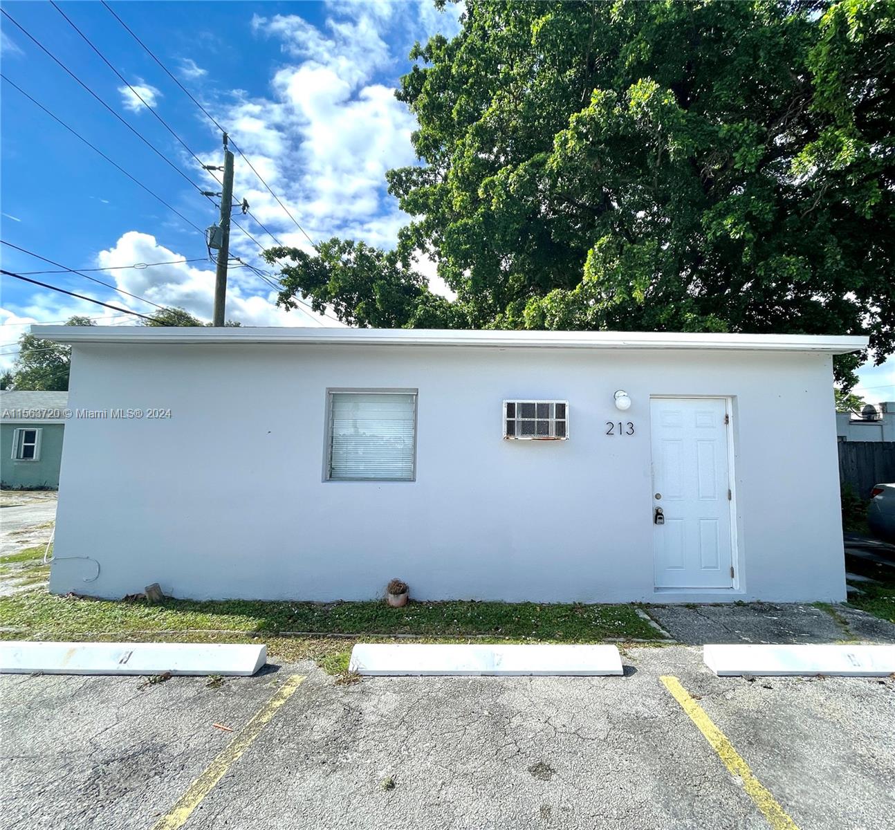 213 SW 14th St C, Dania Beach, Florida 33004, 1 Bedroom Bedrooms, ,1 BathroomBathrooms,Residentiallease,For Rent,213 SW 14th St C,A11563720