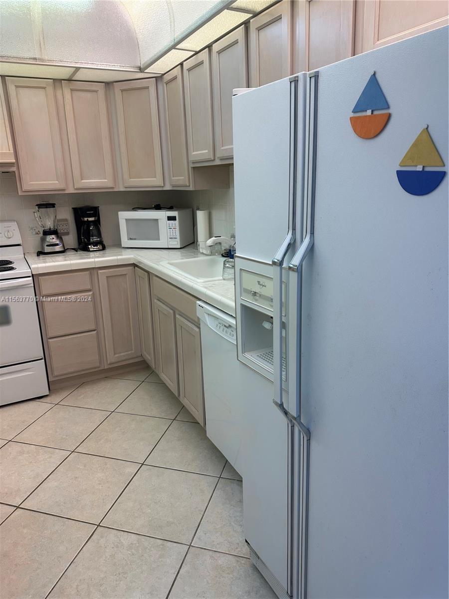 1950 S Ocean Dr 18B, Hallandale Beach, Florida 33009, 1 Bedroom Bedrooms, ,1 BathroomBathrooms,Residential,For Sale,1950 S Ocean Dr 18B,A11563770