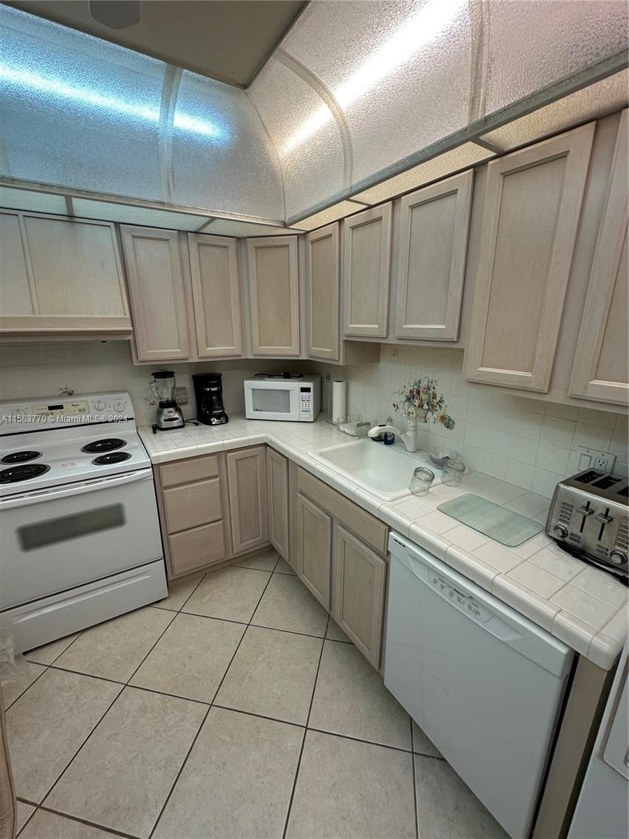 1950 S Ocean Dr 18B, Hallandale Beach, Florida 33009, 1 Bedroom Bedrooms, ,1 BathroomBathrooms,Residential,For Sale,1950 S Ocean Dr 18B,A11563770