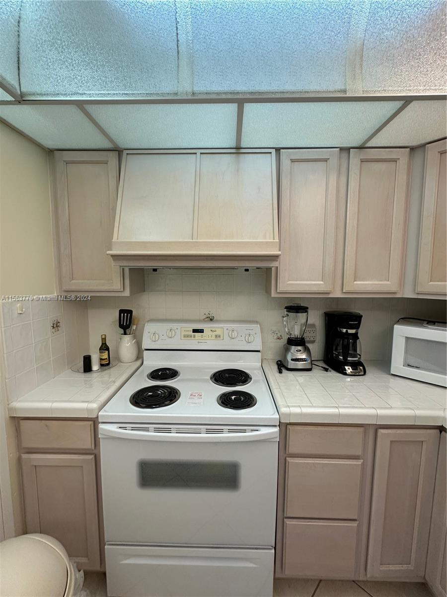 1950 S Ocean Dr 18B, Hallandale Beach, Florida 33009, 1 Bedroom Bedrooms, ,1 BathroomBathrooms,Residential,For Sale,1950 S Ocean Dr 18B,A11563770