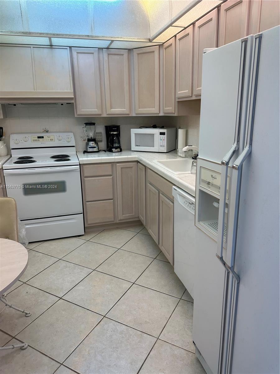 1950 S Ocean Dr 18B, Hallandale Beach, Florida 33009, 1 Bedroom Bedrooms, ,1 BathroomBathrooms,Residential,For Sale,1950 S Ocean Dr 18B,A11563770