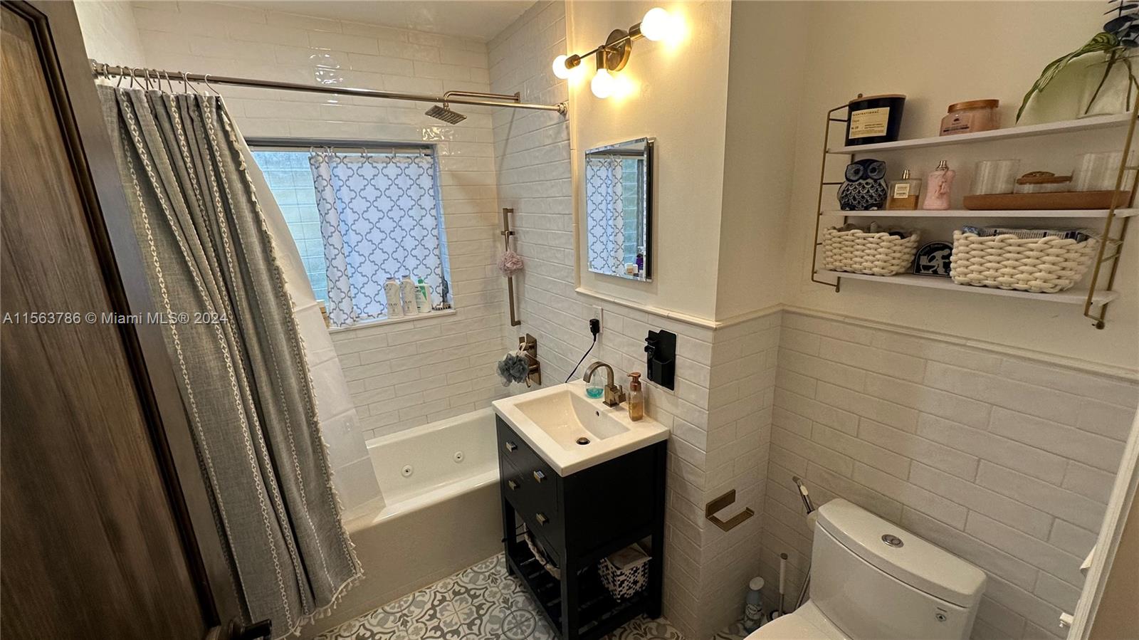 441 Sansovino Ave, Coral Gables, Florida 33146, 2 Bedrooms Bedrooms, ,2 BathroomsBathrooms,Residentiallease,For Rent,441 Sansovino Ave,A11563786