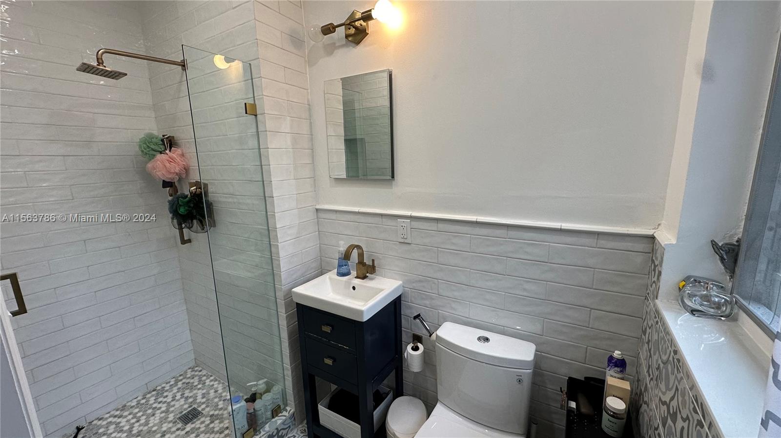 441 Sansovino Ave, Coral Gables, Florida 33146, 2 Bedrooms Bedrooms, ,2 BathroomsBathrooms,Residentiallease,For Rent,441 Sansovino Ave,A11563786