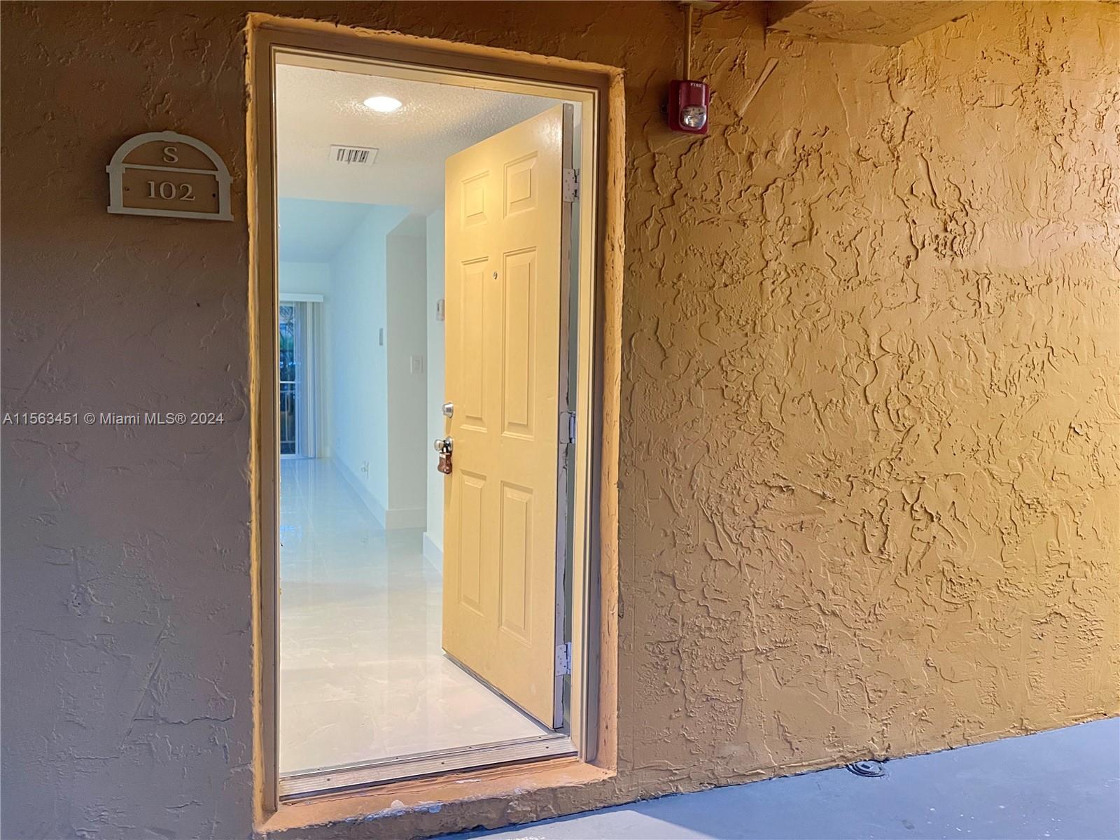 17901 NW 68th Ave S102, Hialeah, Florida 33015, 2 Bedrooms Bedrooms, ,2 BathroomsBathrooms,Residentiallease,For Rent,17901 NW 68th Ave S102,A11563451